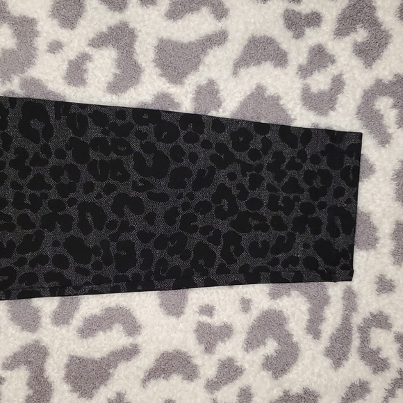 LOFT NWT Grey Leggings with Black Leopard Spots! ❤❤❤ - Picture 4 of 13